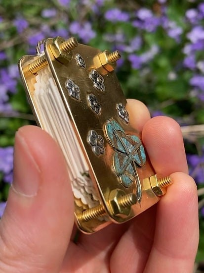 Silbermessing Blumenpresse, kompakt und tragbar für Reisen.