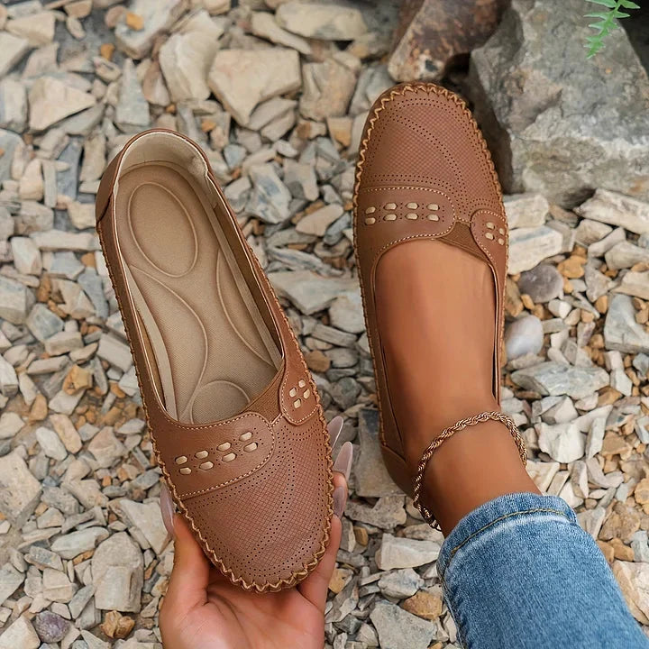 Atmungsaktive Damen Slipper mit Lochmuster, bequeme Slip-On Halbschuhe für Freizeit & Alltag.