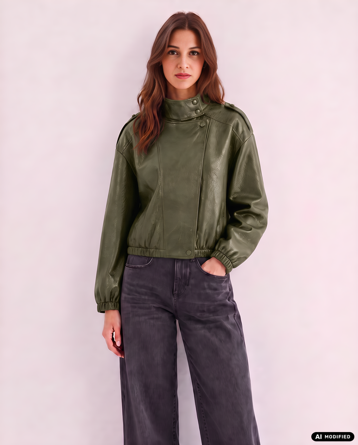 Moderne, kurze Damen Bikerjacke im Oversized-Stil. Perfekt als stylische Übergangsjacke für lässige Looks.