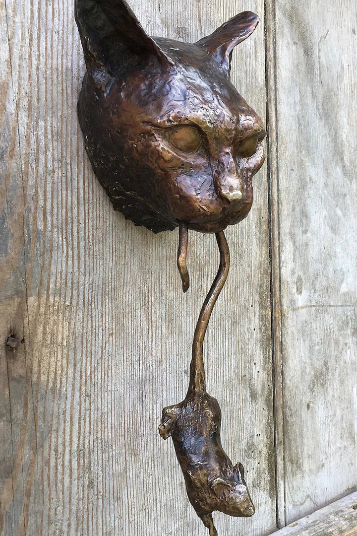 Filigrane Bronze Wandskulptur: Handgefertigter Katzen Türklopfer mit einzigartigem Design.