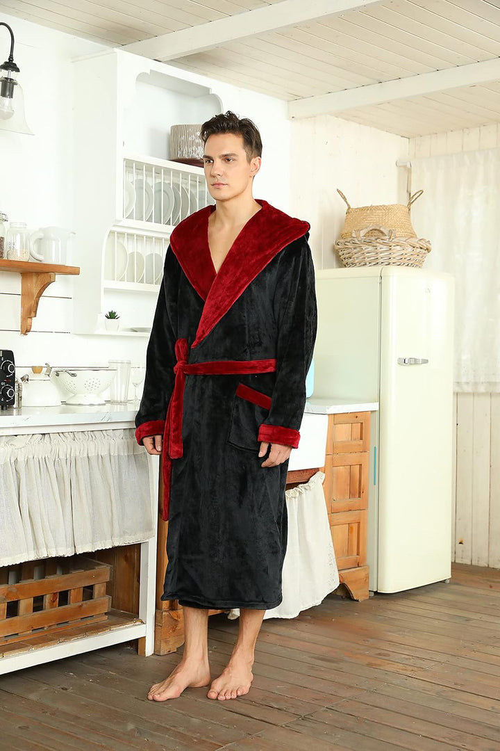 Luxuriöser Herren Kapuzenbademantel, exklusiver Komfort für Zuhause.