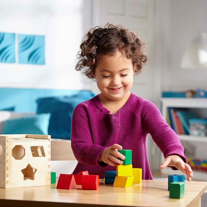 Bunter Montessori Holzspielwürfel für Kinder, mit verschiedenen Formen und Farben zum Erkennen und Sortieren.