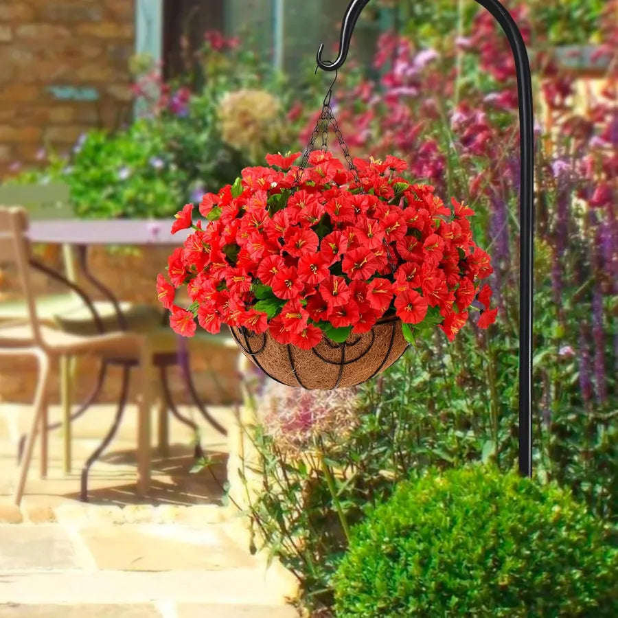 Robuste UV-beständige Blumenampel, perfekt für dauerhafte und farbenfrohe Außendekoration.