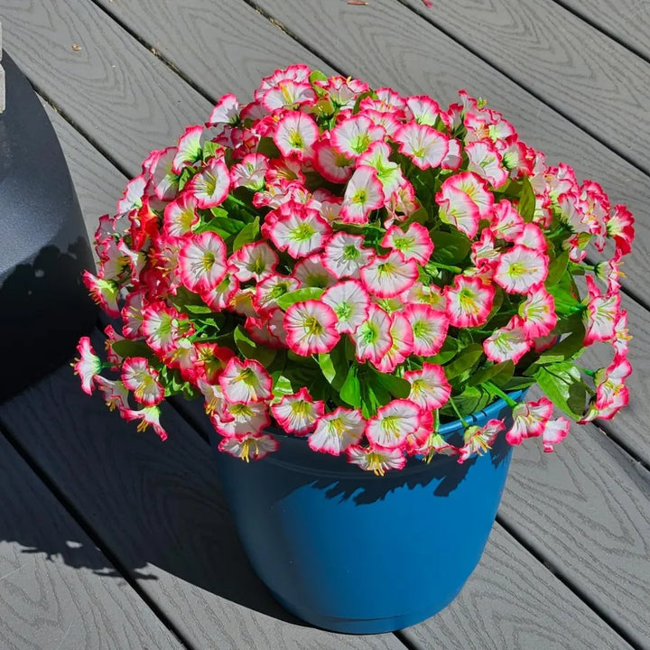 Blühende Pracht: Künstliche Blumenampel als UV-beständige Deko für den Außenbereich.
