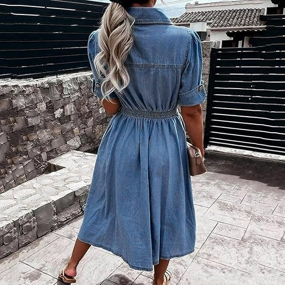 Modisches Damen Midikleid mit Knopfleiste. Vielseitiges, blaues Alltagskleid mit lockerer Passform und Gummibund.