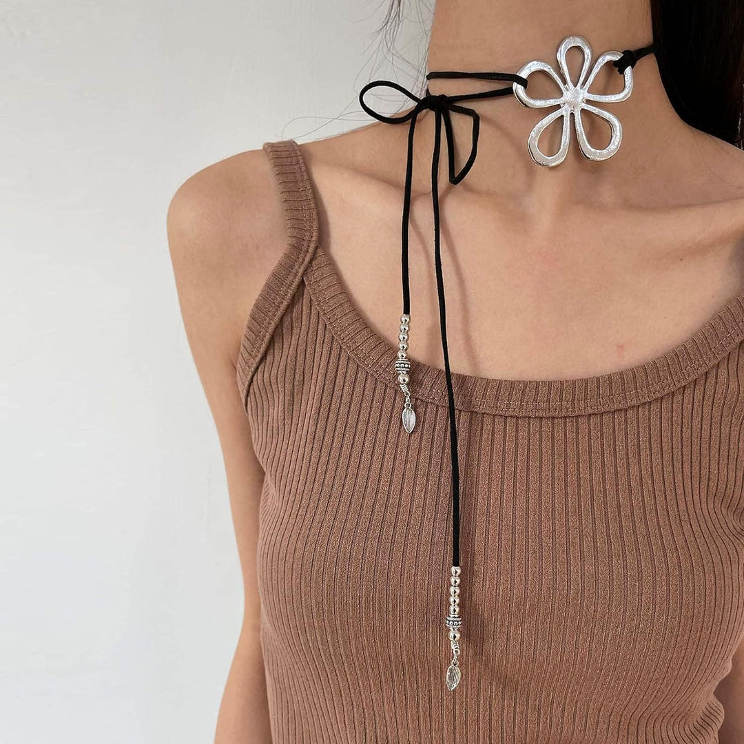 Einzigartige Blumenhalskette für Damen, ethnisch inspiriert, handgemacht, perfektes Boho-Accessoire.