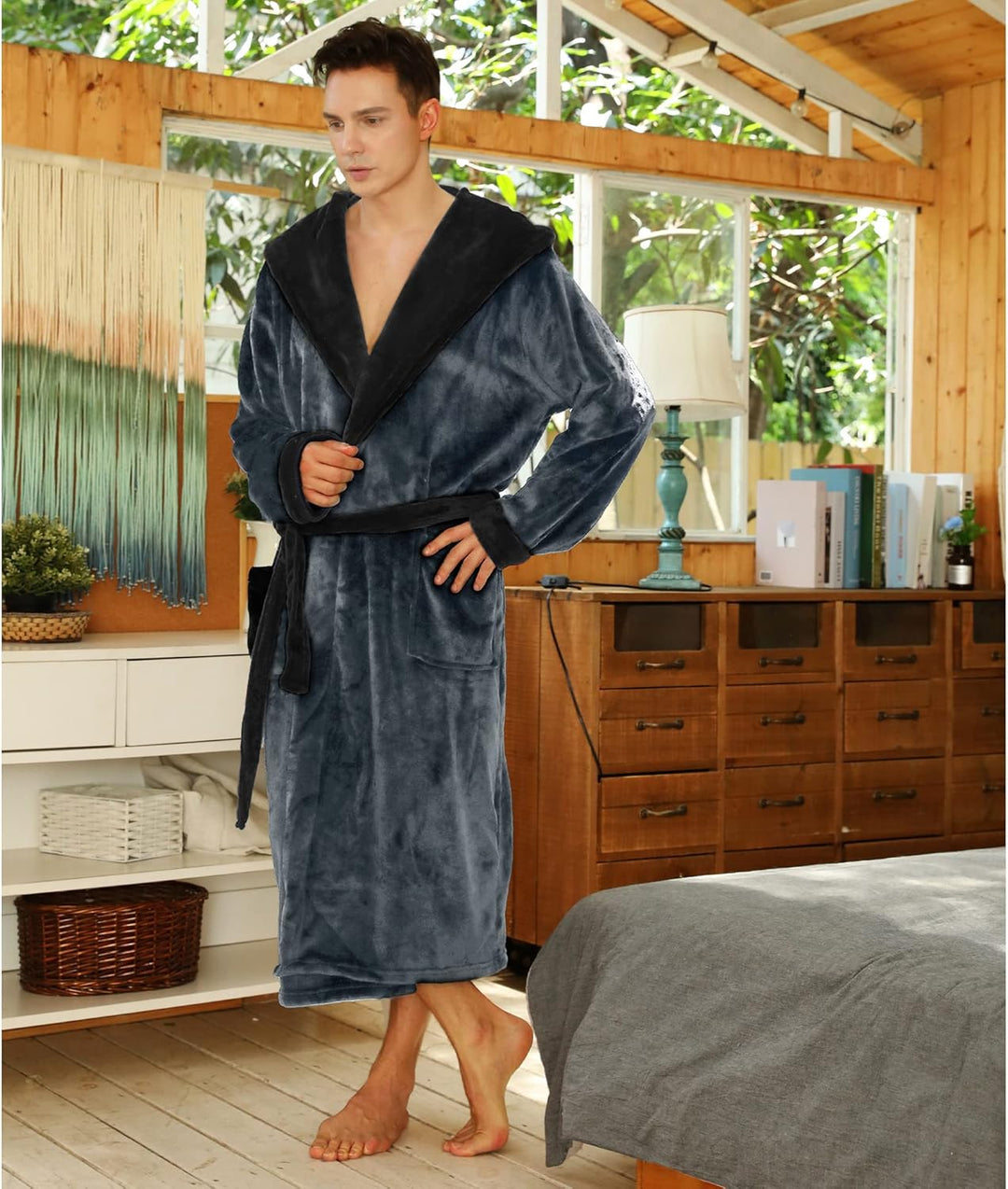 Komfortabler Herren Bademantel mit breitem Revers, sehr elegant.