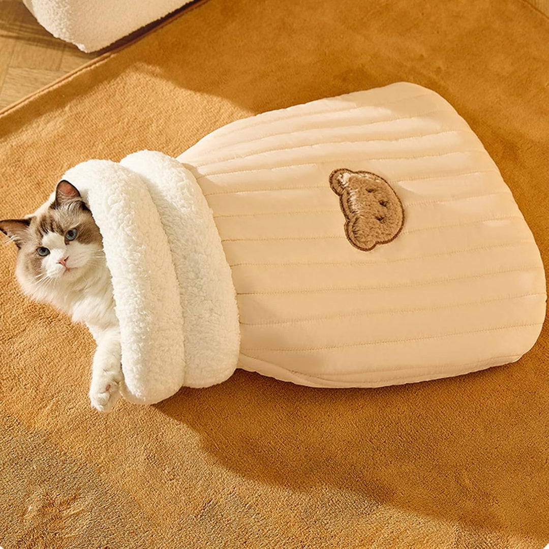 Komfortables Haustierbett: Der Katzenschlafsack aus Plüsch ist ein idealer Schlafplatz für Geborgenheit.