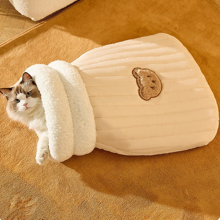 Komfortables Haustierbett: Der Katzenschlafsack aus Plüsch ist ein idealer Schlafplatz für Geborgenheit.