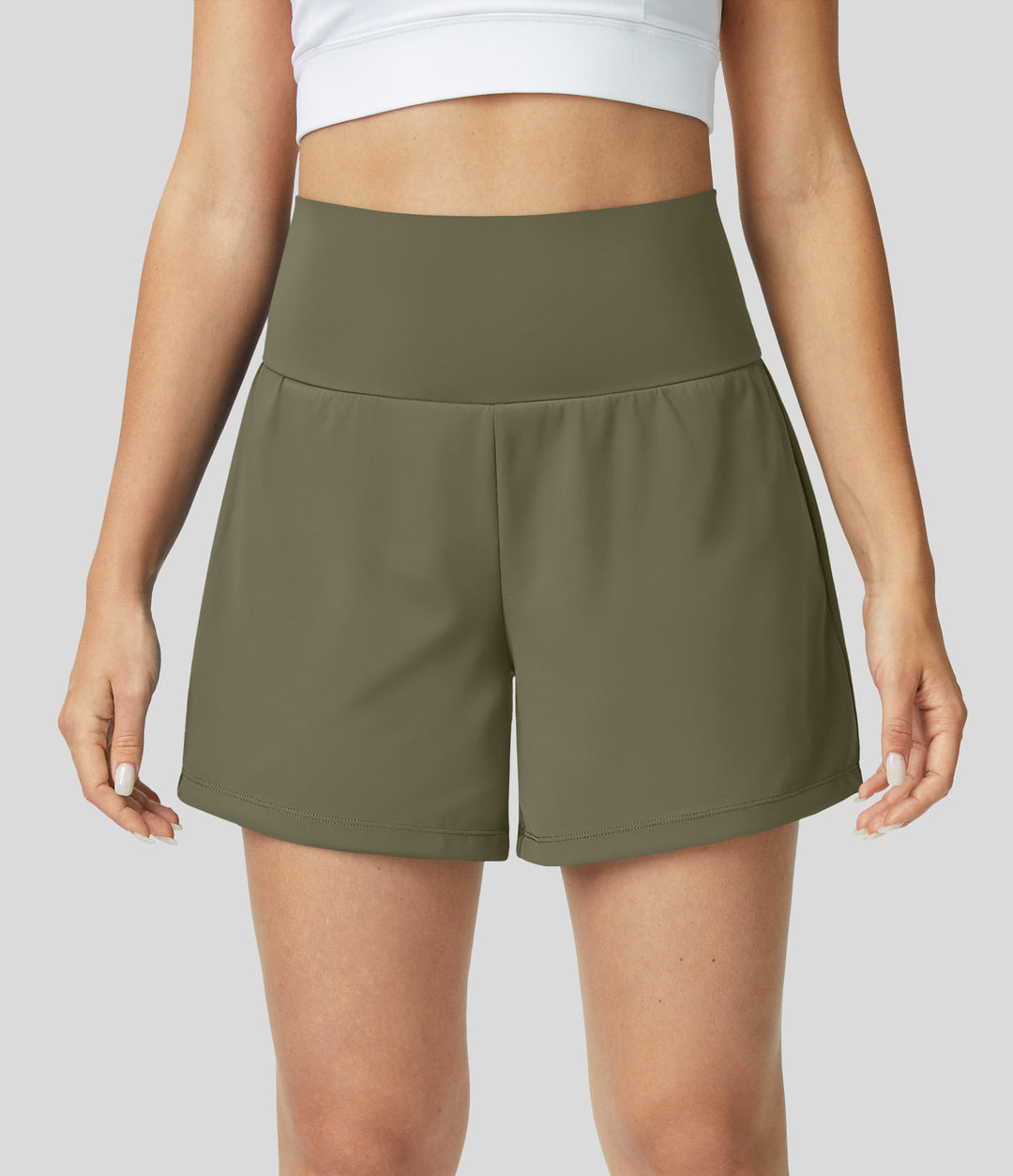 Bequeme Damen Sportmode: 2-in-1 Shorts mit High Waist und Taschen für optimalen Halt.