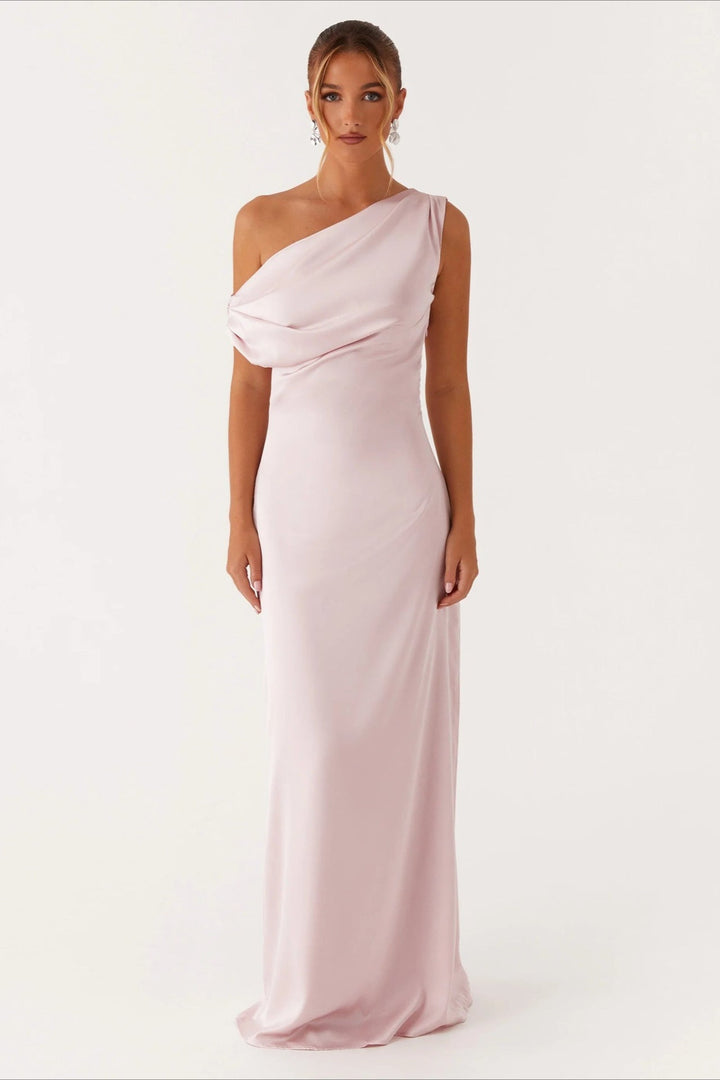 Damen Festkleid: Elegantes Maxikleid mit schwingendem Rock und fließender Silhouette. Perfekt für den Ball.