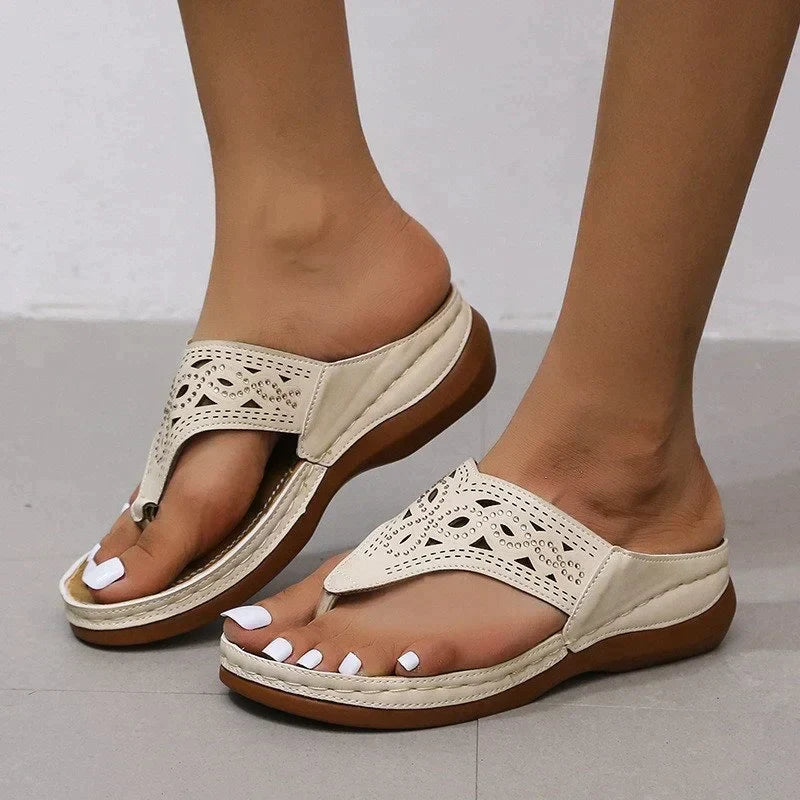 Elegante Damen Sandalen mit Keilabsatz & orthopädischer Unterstützung in Schwarz für Alltag & Freizeit.