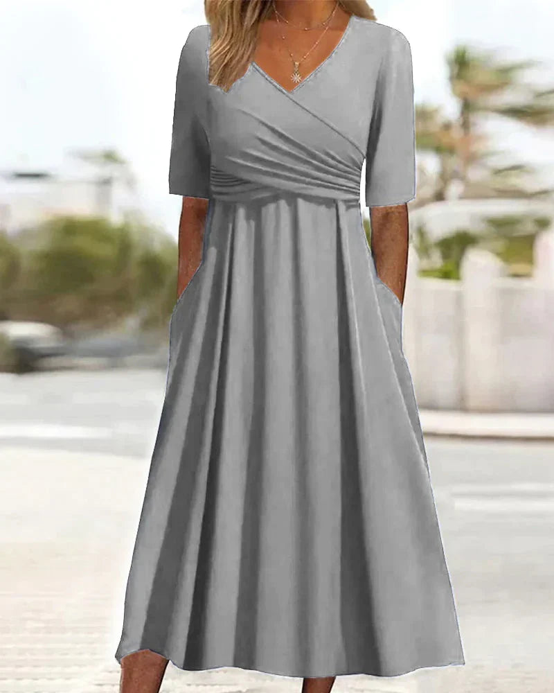 Figurbetontes Damen Sommer-Wickelkleid mit V-Ausschnitt. Kurzärmliges Freizeitkleid für leichte Eleganz.