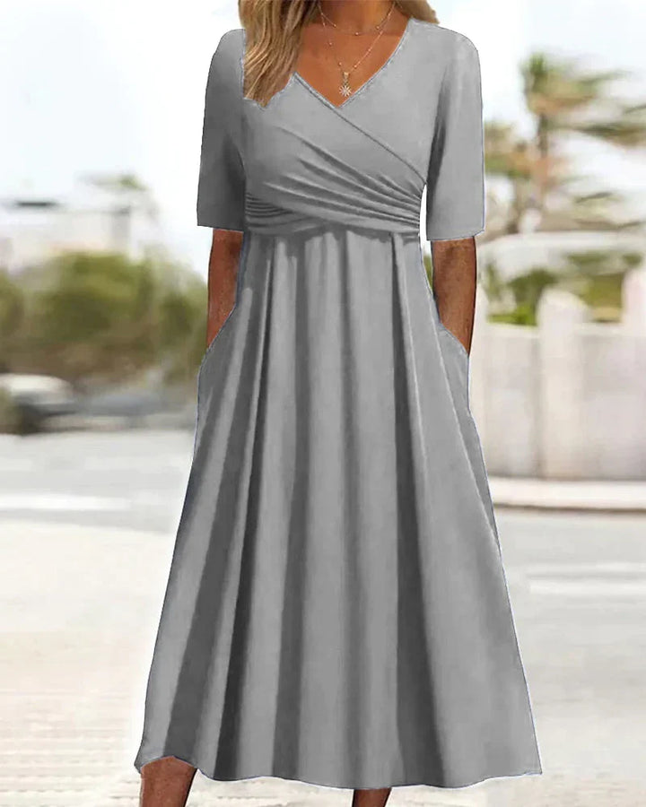 Figurbetontes Damen Sommer-Wickelkleid mit V-Ausschnitt. Kurzärmliges Freizeitkleid für leichte Eleganz.