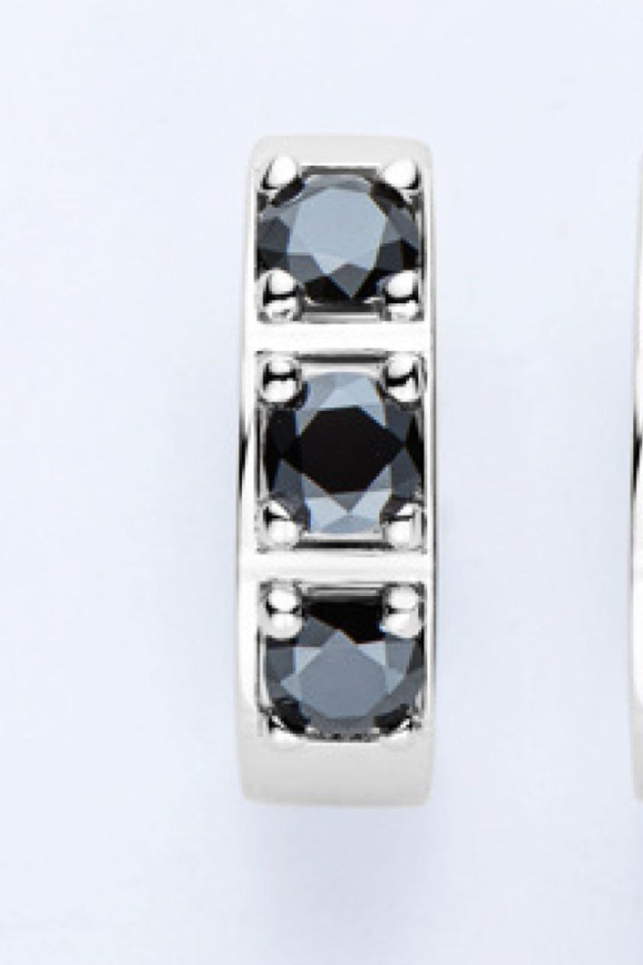 Nahaufnahme von glänzenden Sterlingsilber Creolen für Frauen, verziert mit brillanten Moissaniten.