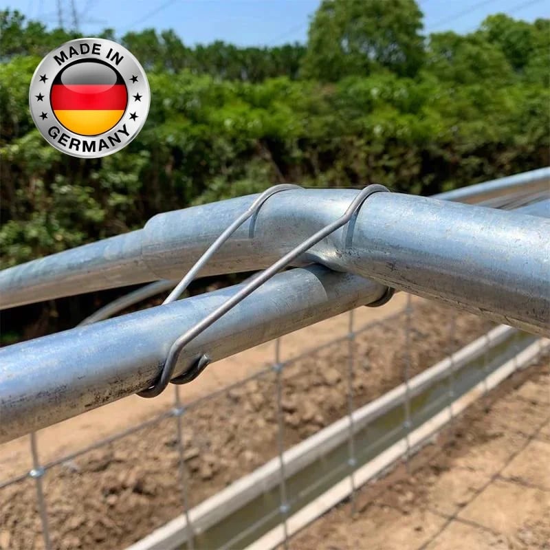Robuster Zaunverbinder aus verzinktem Eisen für stabile Rohrverbindungen im Garten und Außenbereich.