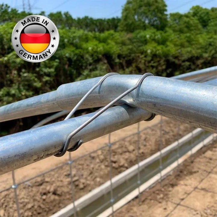 Robuster Zaunverbinder aus verzinktem Eisen für stabile Rohrverbindungen im Garten und Außenbereich.