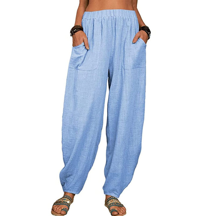 Seitliche Ansicht einer bequemen Damen Haremshose mit Gummibund, weitem Bein und Taschen.