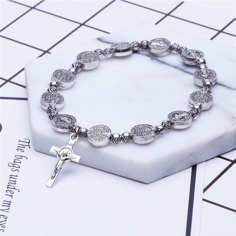 Zeitloses Metall-Kreuzarmband, unisex, gold- und silberfarben, als Zeichen des Glaubens und schönes Geschenk.
