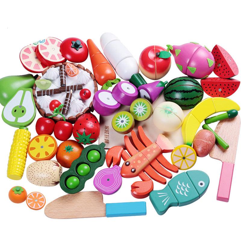 Detailansicht: Kind schneidet Holzzitrone mit dem Montessori Schneide Spielset. Fördert Feinmotorik & Konzentration.