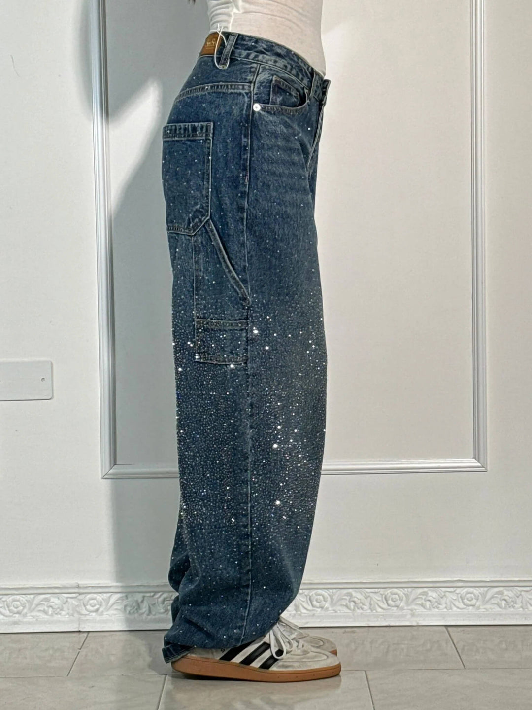Modische Wide Leg Damenjeans, bequem und glitzernd, perfekt für Freizeit und Party Outfits.