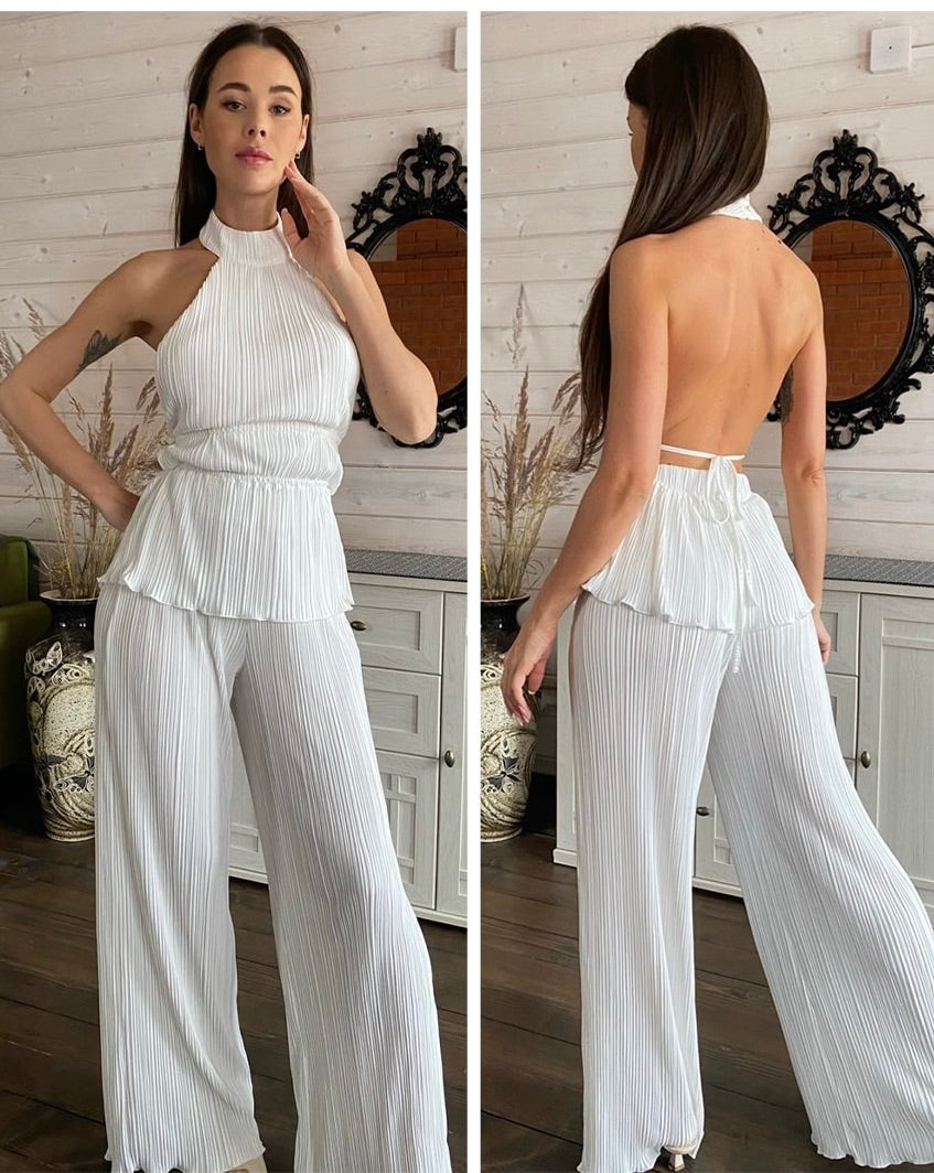 Zweiteiliges Damen Outfit: bequemes Neckholder-Top und weite Hose. Elegantes Lounge-Set für den Sommer.
