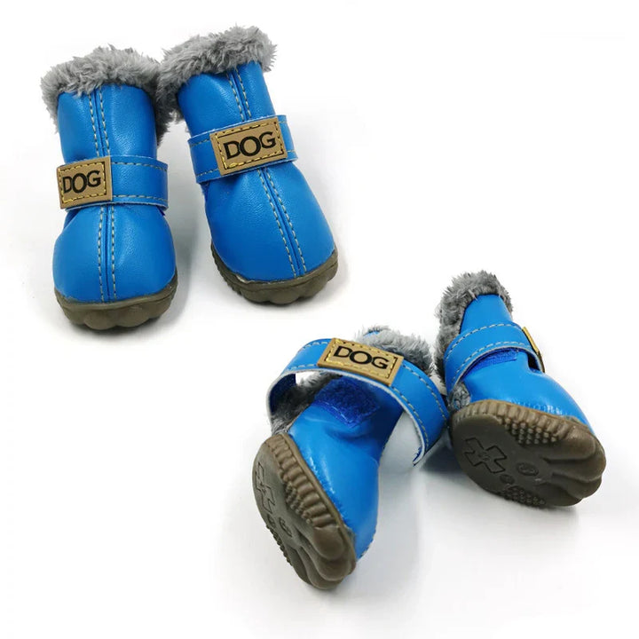 Detailaufnahme: Hundeschneestiefel mit weichem Innenfutter. Bieten maximalen Kälteschutz für winterliche Abenteuer.