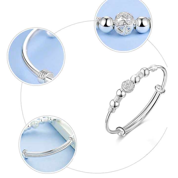 Nahaufnahme des Damen Glücksperlen Armbands aus 925er Silber; detaillierte, glänzende Perlen.