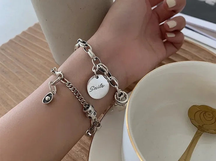 Damen Punk-Stil Silber Manschettenarmband 'Punk Passion'. Rebellischer Vintage Schmuck mit Herz für Frauen.