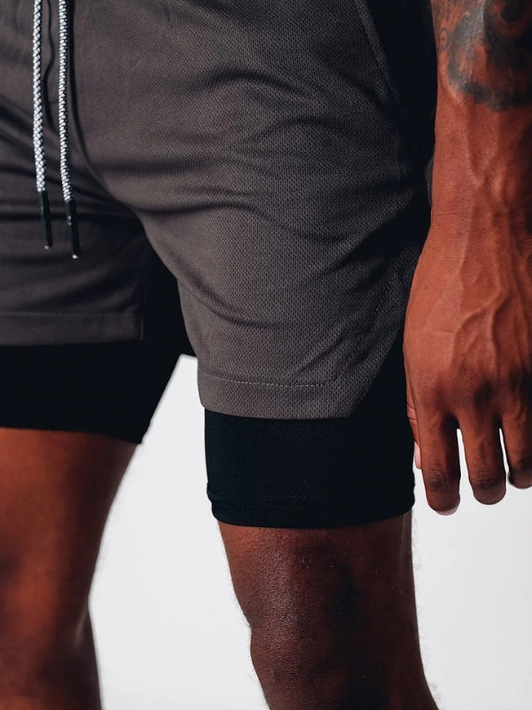 Praktische Herren Sportshorts mit feuchtigkeitsableitender Technologie.
