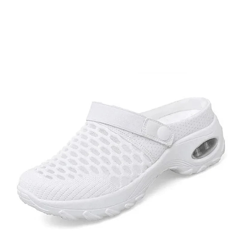 Leichte Damen Slip-On-Sandalen, orthopädisch, mit Luftkissen & extra breiter Zehenbox für gesunde Füße.