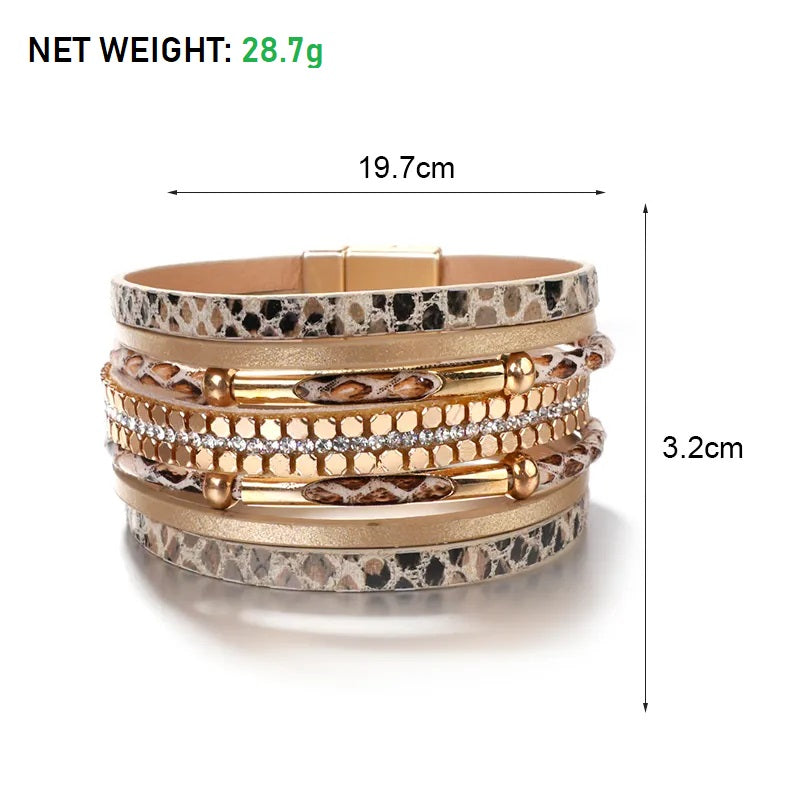 Stilvolles mehrschichtiges Damenarmband aus Leder im Schlangenlook. Modernes Design, angenehm zu tragen, Blickfang.