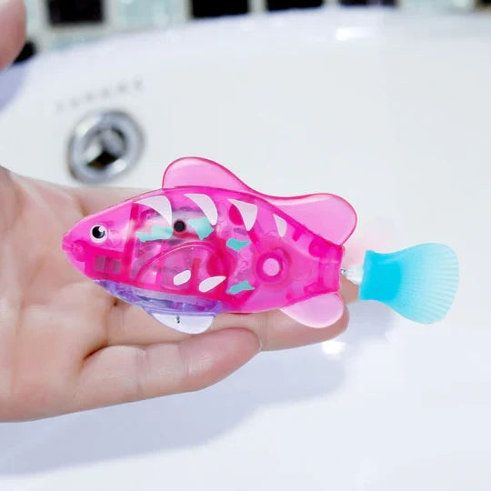 Realistische Fische: Interaktives Katzenspielzeug, schwimmt lebensecht im Wasser.