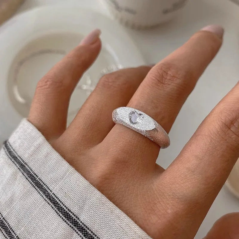 Eleganter Retro Herzring für Damen aus 925 Sterlingsilber. Vintage-Look, ideal als stilvolles Geschenk.