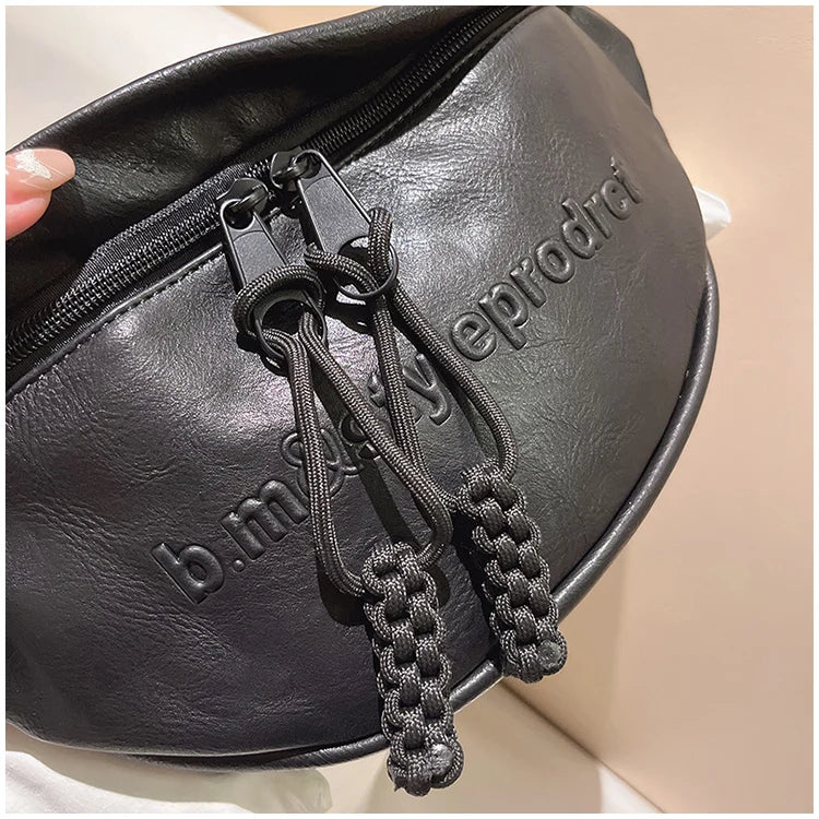 Elegante Damen Brusttasche auf schlichtem Hintergrund. Stilvolles, praktisches Accessoire für freihändige Mode.