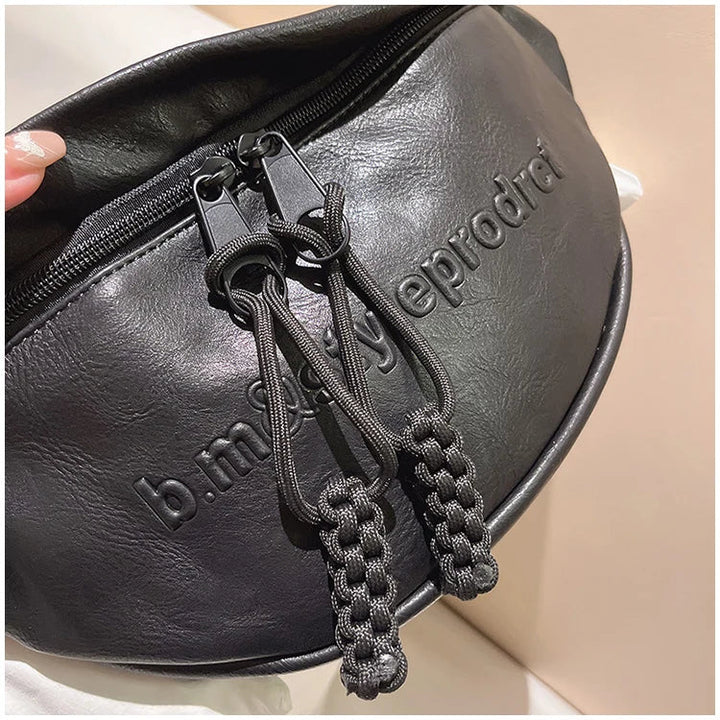 Elegante Damen Brusttasche auf schlichtem Hintergrund. Stilvolles, praktisches Accessoire für freihändige Mode.