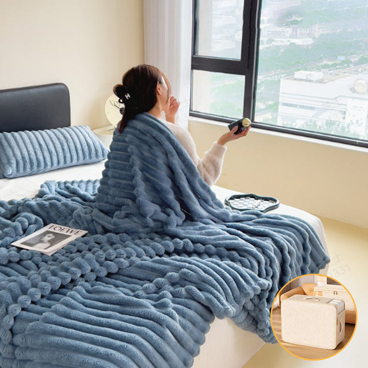 Gemütliche Plüschdecke in Rostbraun; weich und warm, ideal für entspannte Filmabende.