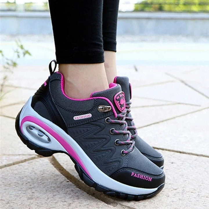 Rosa orthopädische Damen-Sneakers mit Haltungskorrektur. Bequeme Schuhe für Fußgesundheit.