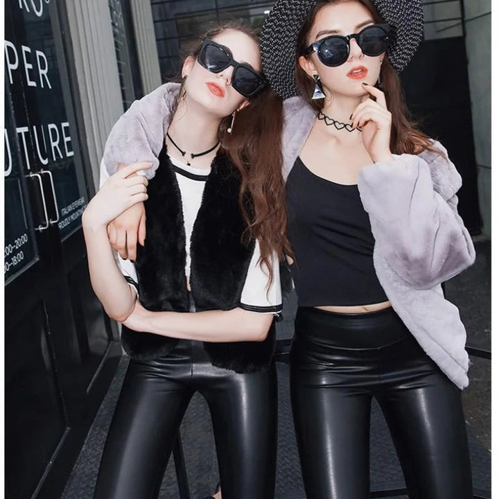 Model trägt schwarze, formgebende Damen Lederlook-Leggings mit hohem Bund, gefüttert für Winter-Fashion.