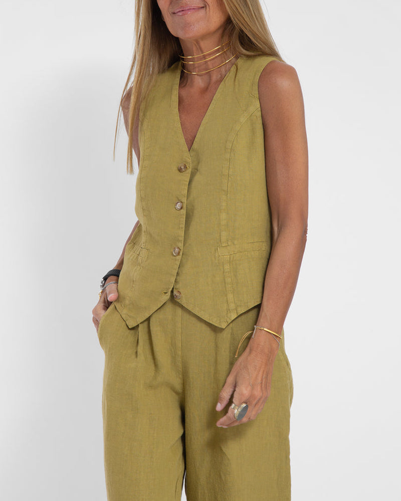 Zeitloses Loungewear Set: Knopfweste & bequeme weite Hose. Herbstmode für Frauen.