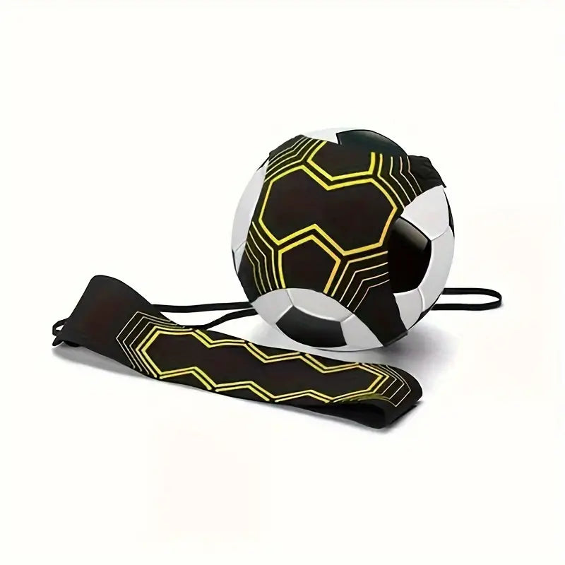 Spieler trainiert mit FootMaster Fussballgerät; verbessert Ballkontrolle, Reflexe & Technik im Garten.
