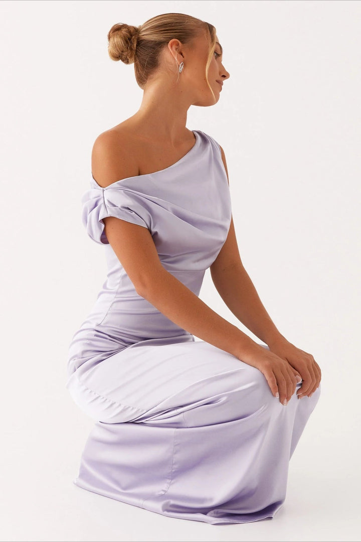 Vollansicht: Zeitloses Damen Abendkleid, fließende Silhouette, perfekt für Galas und festliche Abende.