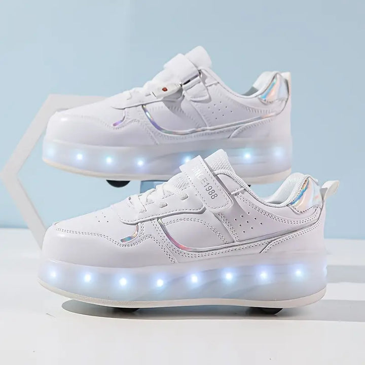 Detailansicht: Leuchtende LED-Sohlen der Unisex Rollschuh Sneaker für Kinder & Jugendliche, perfekt für Abendfahrten.