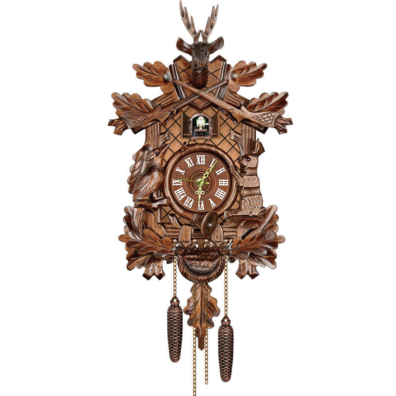 Detailansicht: Kuckucksuhr aus Holz mit handgemalten Blättern und traditionellem Design.