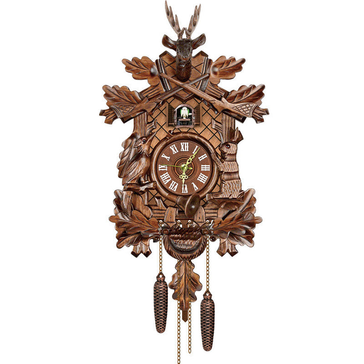 Detailansicht: Kuckucksuhr aus Holz mit handgemalten Blättern und traditionellem Design.