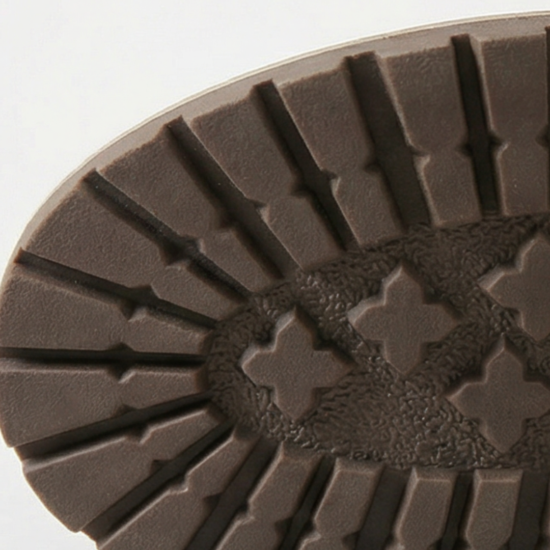 Modische Damen Stiefeletten in Wildleder-Optik, grau, mit eleganter Schnalle, Blockabsatz & rutschfester Sohle.