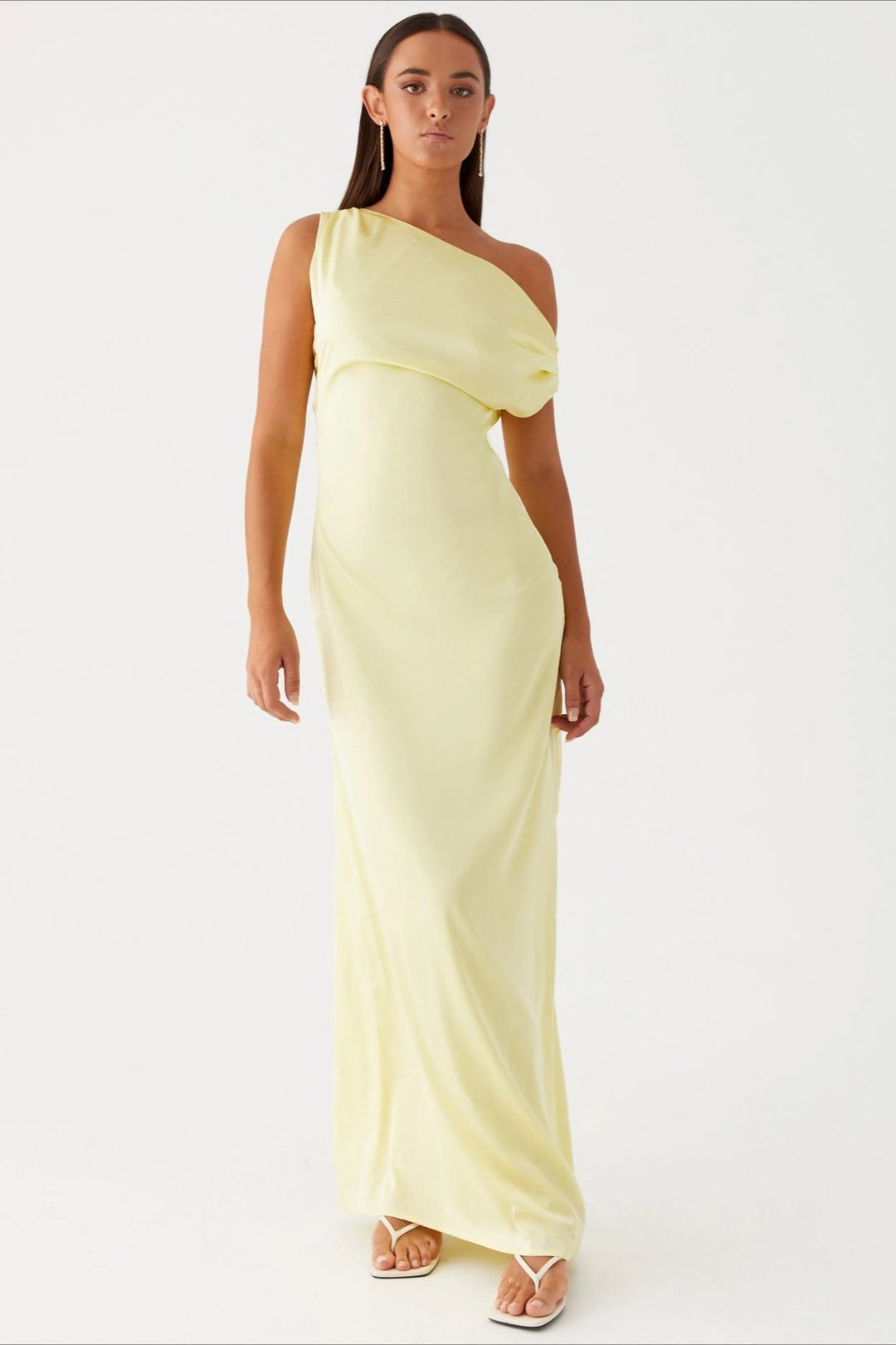Detail des Oberteils: Elegantes Damen Abendkleid mit figurbetontem Schnitt und fließendem Rock.