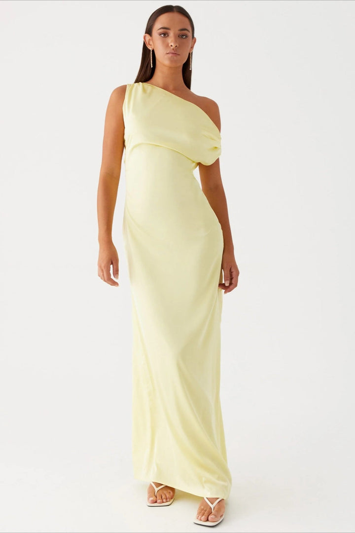 Detail des Oberteils: Elegantes Damen Abendkleid mit figurbetontem Schnitt und fließendem Rock.