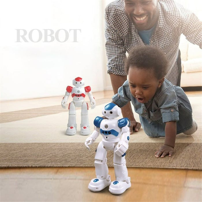 Ein Kind programmiert den interaktiven Lernroboter mittels einfacher Gestensteuerung.