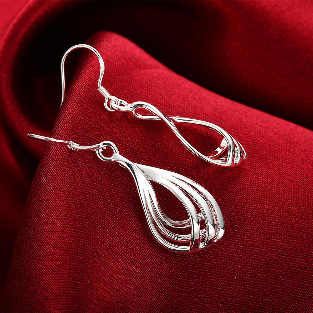 Stylische Wellenlinien-Ohrringe aus 925er-Sterlingsilber, ein modernes Accessoire für jeden Look.